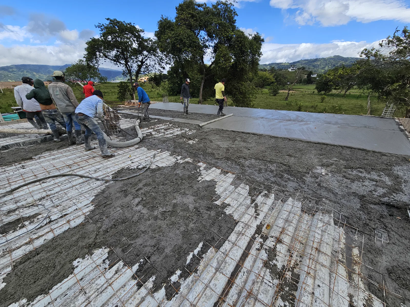 Personal trabajando con maquinaria de concreto